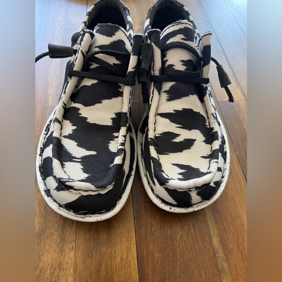 JUSTIN WOMEN'S HAZER COW PRINT LACE-UP CASUAL SHOE - Picture 3 of 9